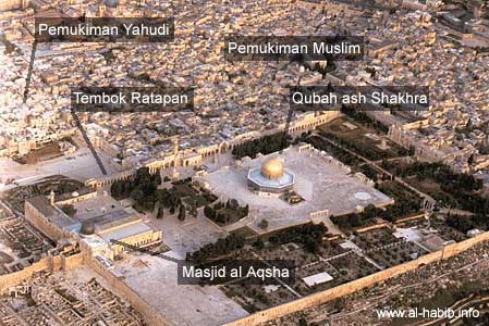 Foto udara wilayah Al Quds atau Haram al Syarif, Yerusalem, Palestina. Terlihat posisi Kubah Emas (Qubah ash Shakhra) yang berdekatan dengan Masjid Al Aqsha.